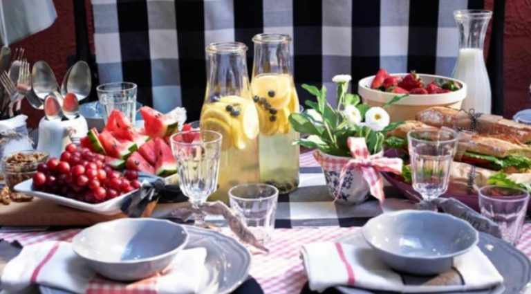 Коли ми зайшли до батьківського будинку, одразу побачили накритий стіл. Але мама заявила, що це не для нас, а для сім’ї сестри. У мене аж рот відкрився в повному здивуванні