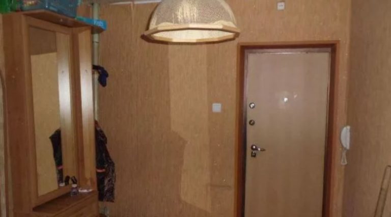 Брат наказав сестрі продати квартиру і поділити суму між ними, оскільки він їхав закордон по роботі. Але він так і не зрозумів, що було у сестри на думці