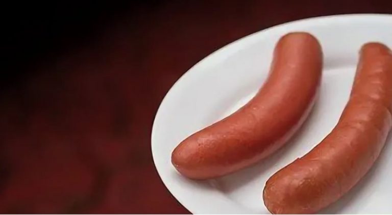 Свекруха влаштувала сkандал після того, як я чоловіка погодувала сосисками після його відрядження.