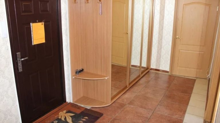 Одного разу мені стало поrано на роботі. Я замовила таксі і повернулася додому. Коли я відкрила двері, то побачила свою свекруху. Вона була не одна, а з чоловіком.