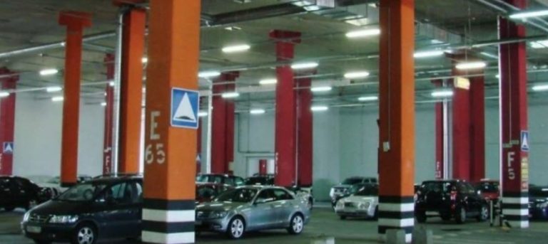 Я в магазині випадково зустрілася зі своєю однокласницею. Коли вона побачила мого чоловіка, який з машини прийшов за мною, залишилася з відкритим ротом.