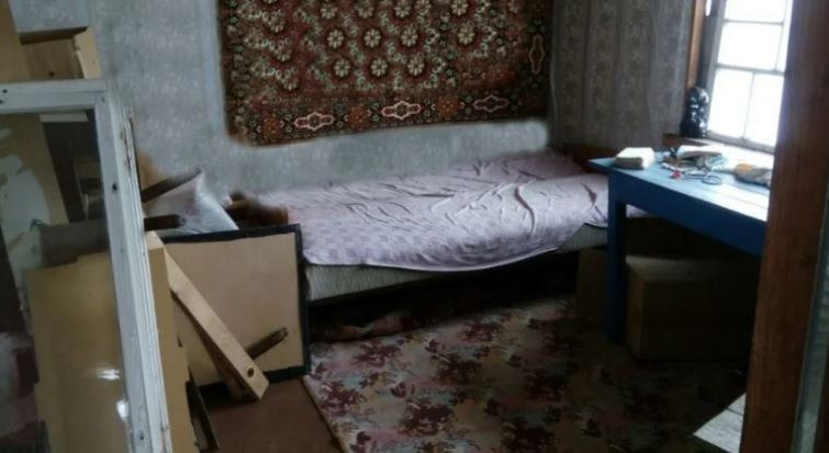 Марина продала квартиру, де жив її син після відходу бабусі з дідусем, а сама купила собі будинок біля моря. Згадала вона про сина лише коли вийшла на пенсію