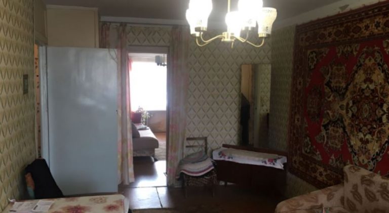 Я повернулася додому з нічної зміни, і до мене побіг син і почав розповідати про якусь тітку в шафі. Тут чоловік почервонів і почав виправдовуватися.