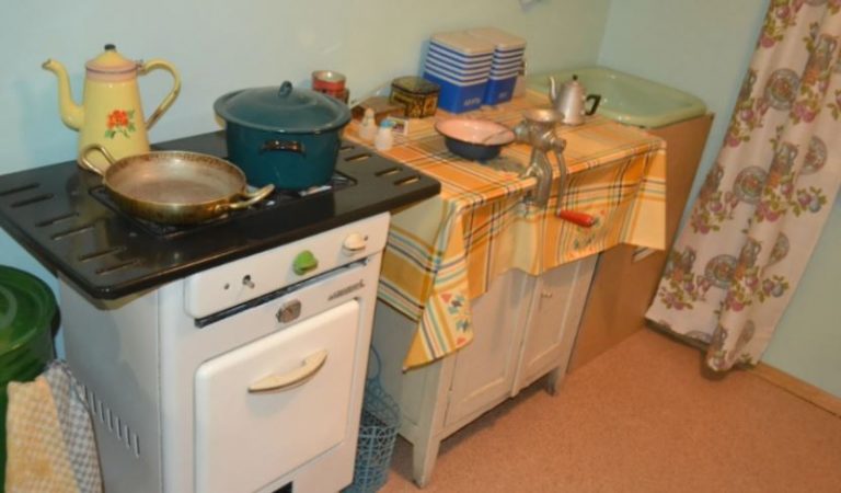 Я винаймала кімнату в квартирі коли до мене оселилася якась дивна сімейка. Ще тоді я усвідомила що добром це не скінчиться