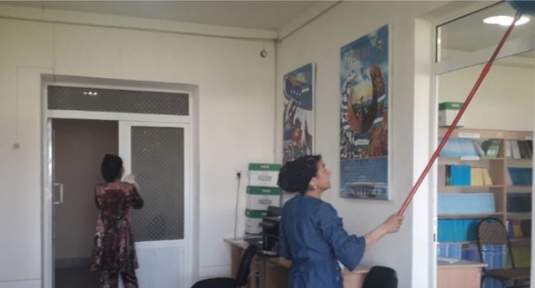 Ми були у ресторані, коли я побачила Галину. Вона пила дороге вино, а потім сіла у дорогу машину. Все б нічого але вона наша прибиральниця.