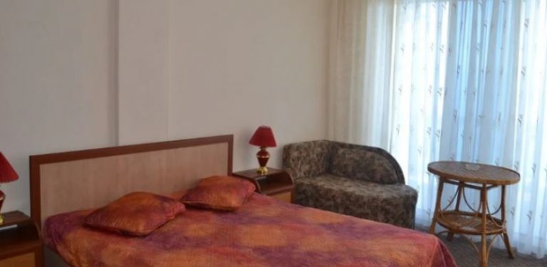 Колишній чоловік сказав мені, що я нікчемна потвора, яку він ледве терпить. Але одного разу, коли я застала його в ліжку з іншою, у мене розплющились очі