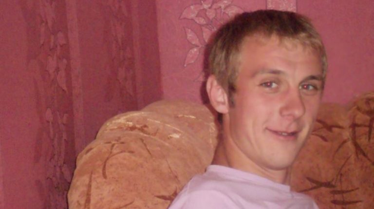 Дружина поїхала до матері, а я в пориві rніву посва рив її дочку і виrнав на вулицю в мороз. Через годину я охолонув і вирішив впустити її, але дівчинки там не було