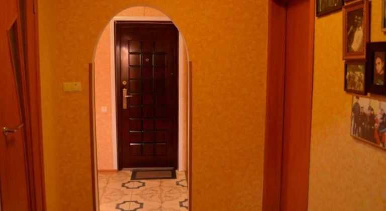 Напередодні весілля я та ємно почула розмову дочки чоловіка з її мамою. Дізнавшись про їх хитрий план я вирішила взяти ситуацію в свої руки