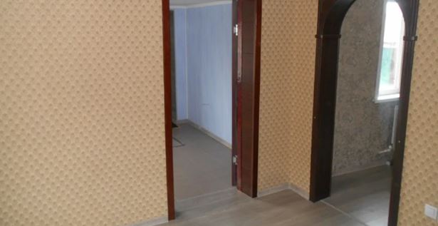 Поліна вирішила влаштувати сюрприз чоловікові і приїхала раніше. Вона хотіла вже подзвонити у двері квартири, як раптом з квартири вийшла Рита, її сусідка.