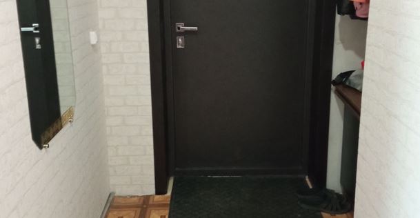 Нещодавно я вирішила заїхати батьківський дім, щоб забрати свої старий книги. Замість сестри двері відкрив якийсь чоловік у трусах. Я втратила дар мови, коли дізналася хто він