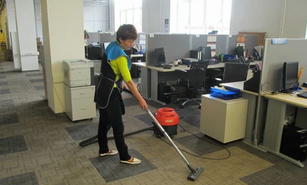 Працівники мого відділу робили все, щоб принизити прибиральницю. Але після одного випадку, я вже не витримала і вирішила провчити їх як слід