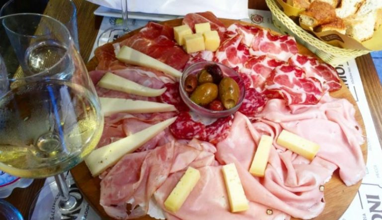 Коли в мене народився онук, я вперше поїхала у гості до доньки. Але те, що я там дізналася про них із чоловіком, приголомшило мене до неможливості