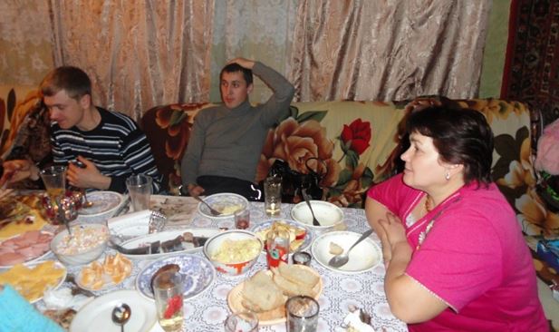 Син пішов знайомитись з батьками нареченої, а повернувся спустошений та заявив, що весілля не буде. Дізнавшись причину, у мене ледве тиск не підскочив