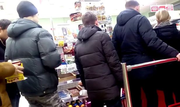 Коли я усвідомила, що мене наха бно обма нюють на касі, то вирішила одразу вирішити це питання. Але, мабуть, це не сподобалося ні касирці, ні людям у черзі