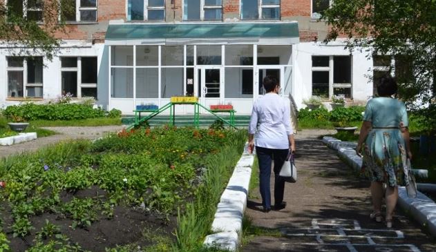 Чоловік помітив, що мої батьки щодня з’являються біля воріт школи. А коли я запитала у них причину, відповідь мене ошелешила