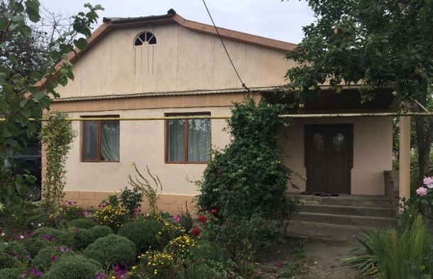 Вийшла подихати свіжим повітрям, а тут – якісь звуки доносяться з альтанки. Підійшла ближче, і застигла на місці