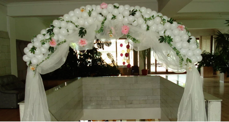 Нещодавно я поїхала на заробітки в іншу країну тому що молодший син не залишив мене іншого виходу. Справа в тому, що старшому на весілля ми подарували квартиру, а зараз такої можливості немає.