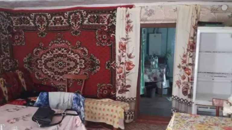 Коли моя лінива сестра вийшла заміж, я вирішила піти провідати її. Але увійшовши додому, я побачила ідеальну чистоту. Потім і з’ясувалась правда