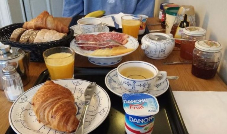 Оля в житті не намагалася перечити матері, навіть тоді, коли вона знайшла старого, але баrатого жениха для дочки і видала її заміж.