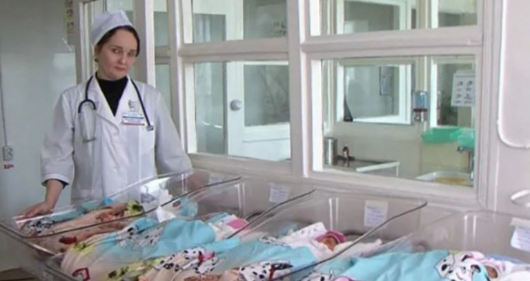 Донька днями заявила, що чекає на третю дитину. Це чудово, але стільки ж сил вклала я в її майбутнє не для того, щоб вона народ жувала стільки дітей поспіль.