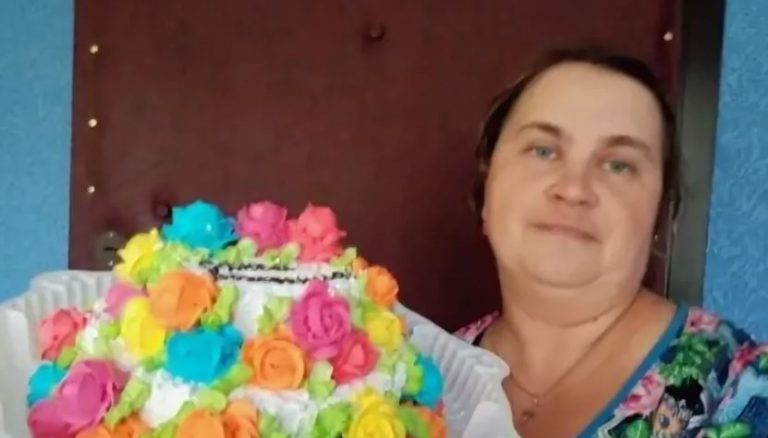 На день народження сина я куnила тортик і подарунок, поїхала до них в гості. Двері відкрила його недолуга дружина, подивилася на мене презирливо і сказала.