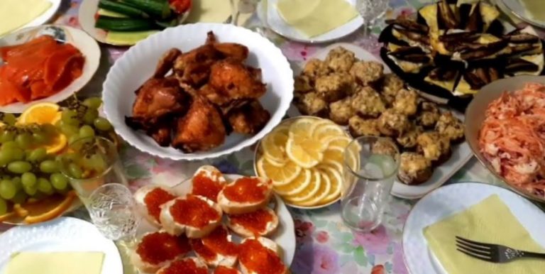 Валя з Колею сиділи в нього вдома, як раптом відчинилися двері й увійшла жінка. Валя скрикнула дізнавшись жінку з фото, адже її не було в живих.