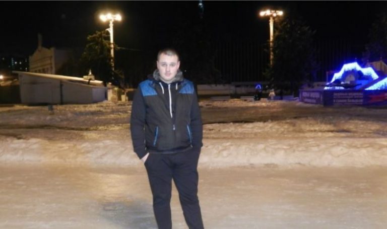 Вова вечеряв разом з мамою та вітчимом, як раптом зачепив склянку і весь вміст вилився на скатертину. Тут вітчим Василь не промовчав.