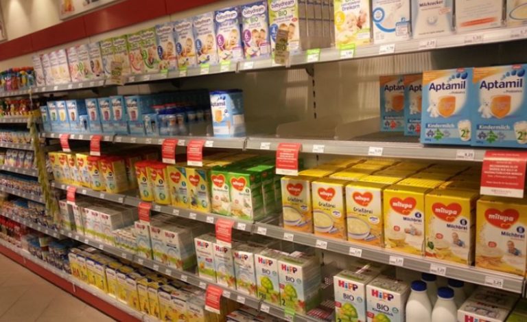 Ліза ходила магазином, і просила у людей купити суміші для малюка. І раптом її помітив охоронець.