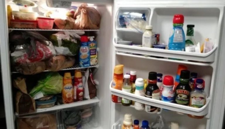 Ми з чоловіком стали помічати, що продукти з нашої полиці холодильника стали зникати. І раптом уночі почувся дивний шум із кухні.