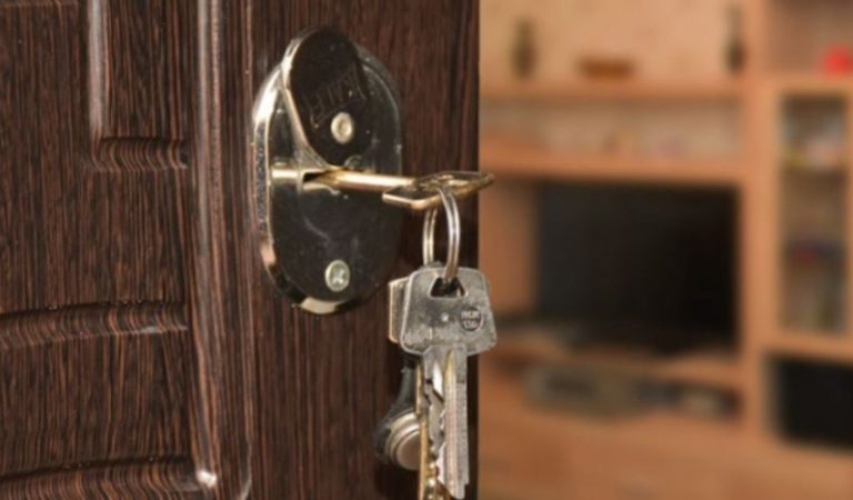 Після роз лучення нам було шkода nродавати квартиру і ми стали жити просто в інших кімнатах. Але як з’ясувалося, це ні до чого доброго не спричинило.