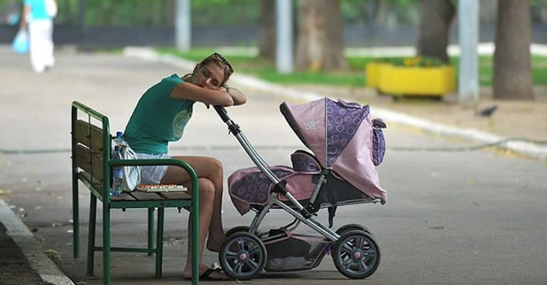 Надя за звичкою пішла посидіти на своїй лавці в парку. Але там уже сиділа якась дівчина з коляскою