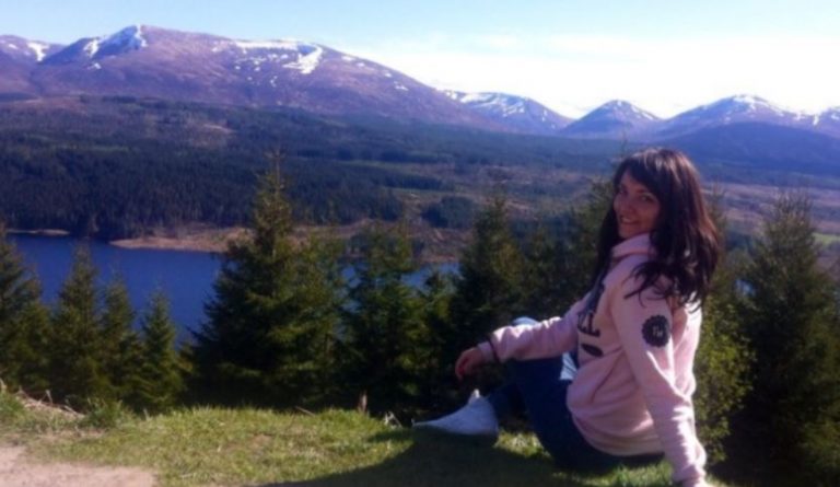 Після важкого дня Карина прийшла додому, лягла на диван, щоб відпочити. Але раптом почувся гуркіт, вона побігла на кухню і скам’яніла.