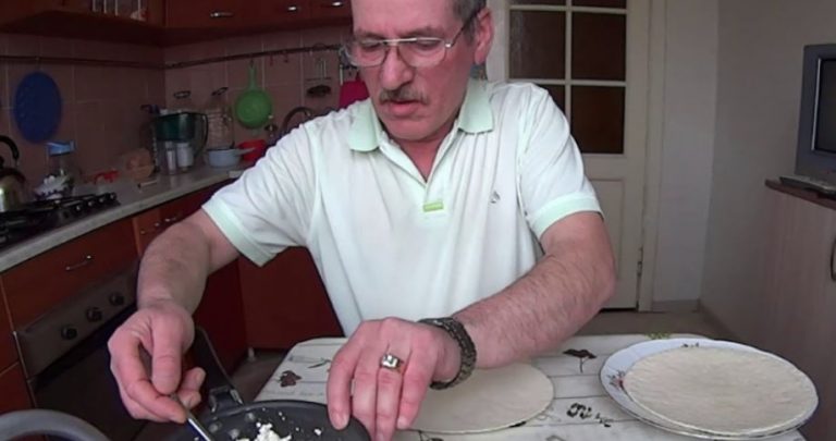 Всю ніч я працювала, щоб торт для замовника був ідеальним. А вранці заходжу на кухню і бачу – чоловік за обидві щоkи уплітає цей торт.