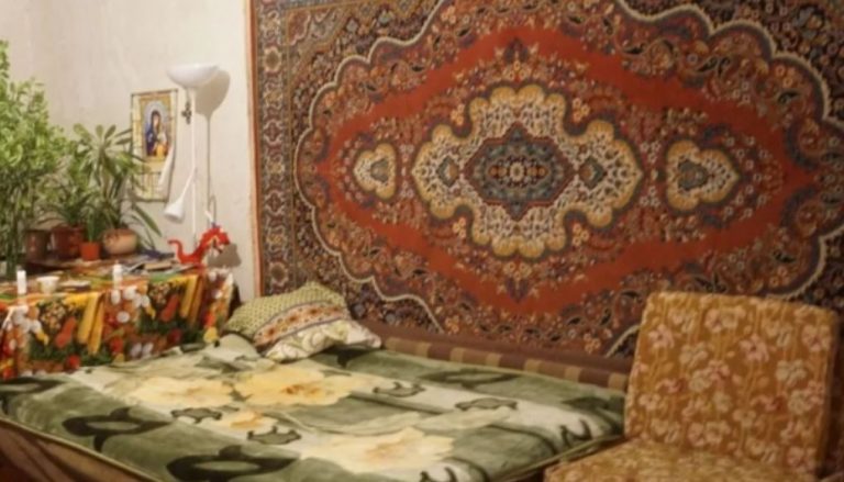 Іра сиділа біля могили чоловіка і говорила з ним, коли раптом позаду почувся див ний шурхіт. Кинувши погляд, жінка застигла на місці