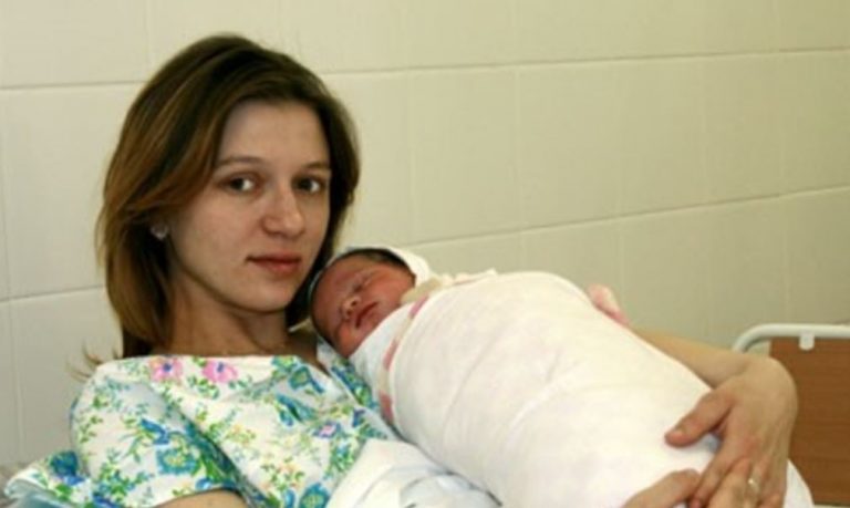 Після nологів, поки я лежала, дізналася, що в той же час одна дівчина в 18 років наро дила дитину, швиденько написала відмову і зникла. Акушерка прийшла до мене із заявою.