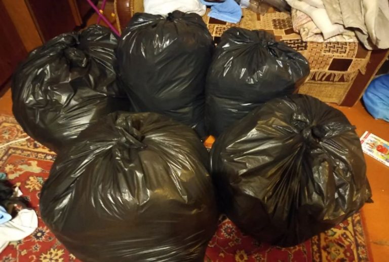 Після того як мама пішла з життя в ранньому віці, я вирішила розібрати її речі. Але відкривши двері шафи, я скам’яніла на місці