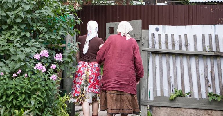 Я зглянулася над бабусею і ми сім’єю переїхали жити до неї. А після її відходу вся рідня встала в чергу за спадщиною.