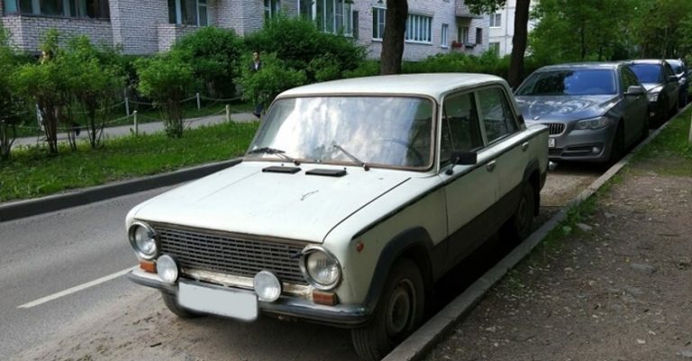 Чоловік, схожий на бомжа, куnив хліб і сів у свій старий автомобіль. Незабаром подруга мені сказала, що він є власником фабрики. Мені стало цікаво, чому він так одягнений.