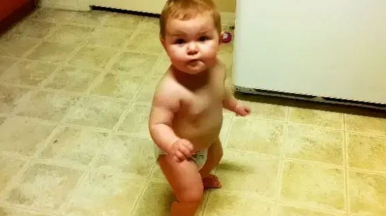 Малятко просто хоче танцювати весь день. Її рухи зроблять ваш день незабутнім!