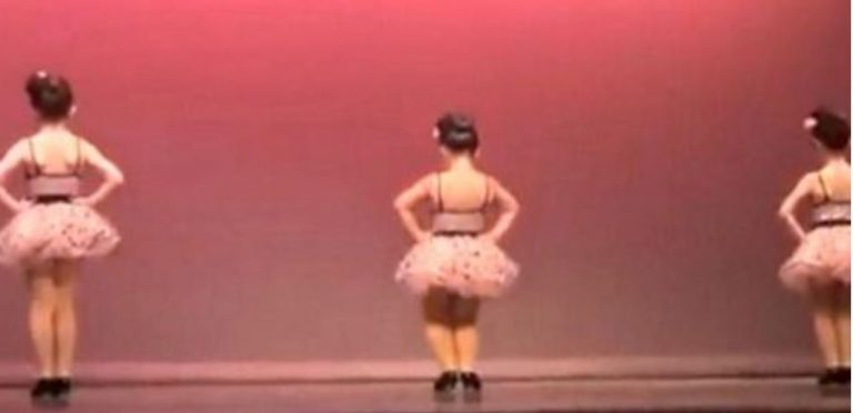 Зухвалий танцювальний номер 3 дівчаток змусив глядачів аплодувати та кричати від захоплення.