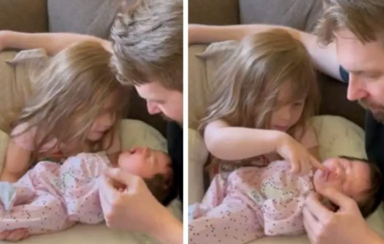 Маленька дівчинка вперше тримає на руках новонарод жену сестричку, вимовляючи клятву захищати її все життя.