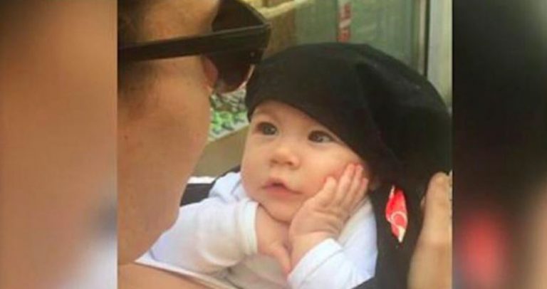 Малятко не перестає посміхатися, поки мама співає для неї.