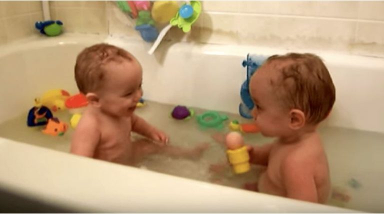 Хихикання близнюків настільки привабливе, що їхня мама з татом не можуть перестати сміятися разом з ними.