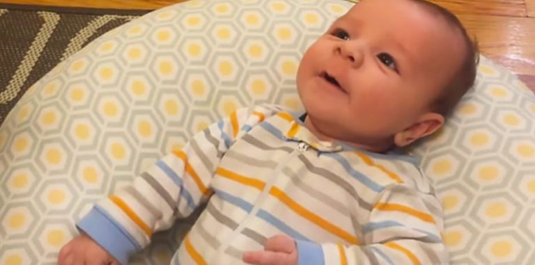 2-місячний малюк вимовляє свої перші слова.