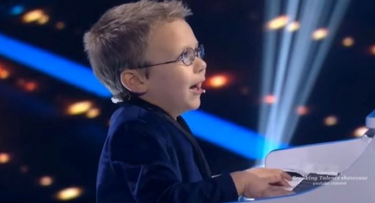 7-річний сліпий піаніст грає “Богемську рапсодію” на шоу ”American Idol”