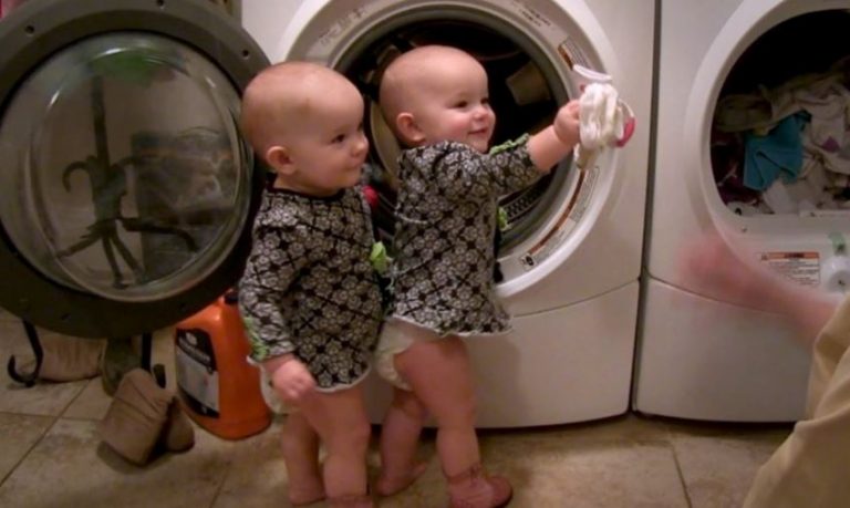 Маленькі близнюки – найкращі помічники своєї мами.