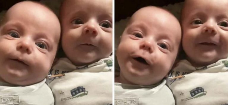 Милі малюки-близнюки співають зі своєю мамою.