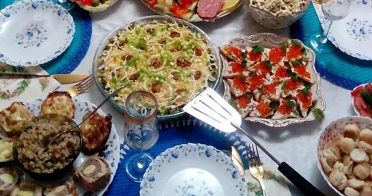 У день хрестини первістка молодшого сина невістка вирішила зганьбити мене за столом перед гостями. А вся справа була в подарунках онукам.