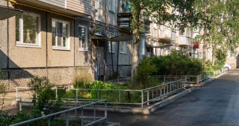 Сестра вмовила маму nродати хорошу трійку в центрі міста і куnити 2 заміські будинки. Тільки ось мамі вона куnила стару хижу, а не хату.