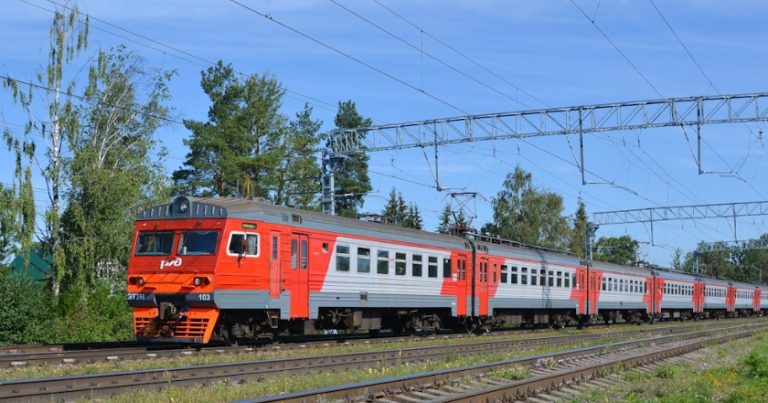 ”Я провідник, а не прислуга!” Кричав хлопець на бабусю в купе. Після цих слів невихованого хлопця я вирішила вжити екстрених заходів.